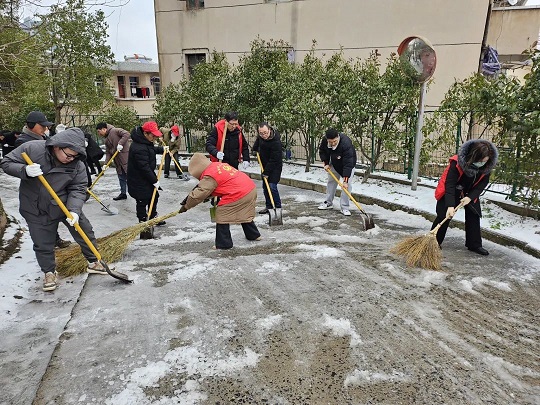 干部职工齐上阵，铲雪除冰保出行